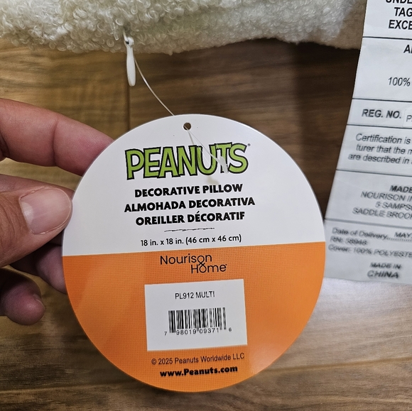 Snoopy Sherpa pillow, embroidered design, removable cover - Picture 4 of 6